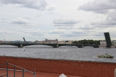 St. Petersburg, Rusya - 22 Temmuz 2021. Donanma Günü deniz geçidi provasında Troitsky ve Liteiny köprülerinin açılışı.