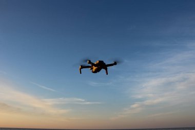 Günbatımında yüksek teknolojili bir dron
