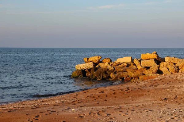 Mer Soir Rivage Sablonneux Avec Des Réflexes Coucher Soleil Jaune — Photo