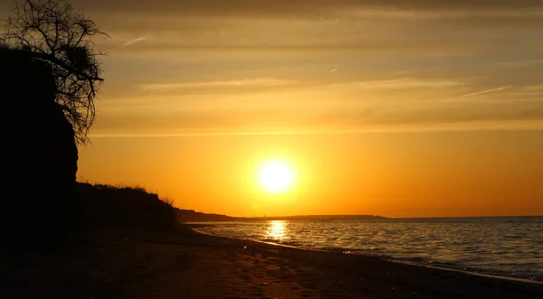 Sonnenuntergang Und Spiegelung Wasser Blick Vom Sandigen Ufer — Stockfoto