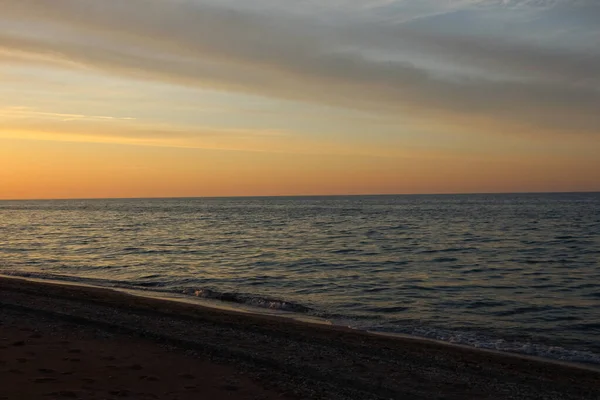 Schöner Goldener Sonnenuntergang Meer Mit Gesättigtem Himmel Und Wolken Spiegelung — Stockfoto