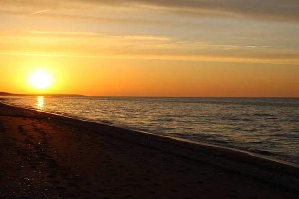 Belo Pôr Sol Dourado Mar Com Céu Saturado Nuvens — Fotografia de Stock