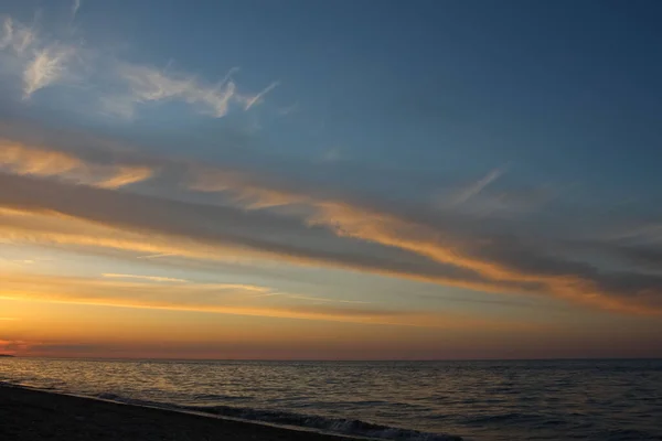 Schöner Goldener Sonnenuntergang Meer Mit Gesättigtem Himmel Und Wolken Spiegelung — Stockfoto