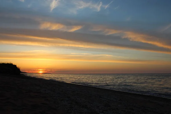 Schöner Goldener Sonnenuntergang Meer Mit Gesättigtem Himmel Und Wolken — Stockfoto