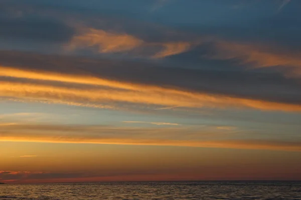 Schöner Goldener Sonnenuntergang Meer Mit Gesättigtem Himmel Und Wolken — Stockfoto