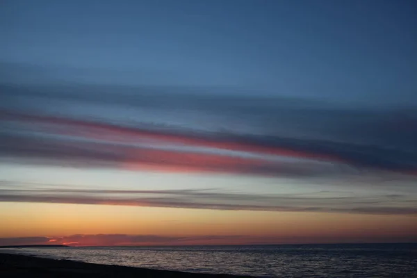 Bunt Bewölkter Himmel Bei Sonnenuntergang Mit Roten Gelben Linien Himmel — Stockfoto