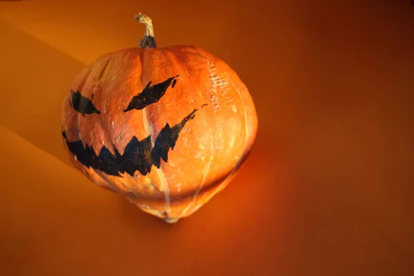 Primer Plano Una Calabaza Halloween Aislada Sobre Fondo Naranja —  Fotos de Stock