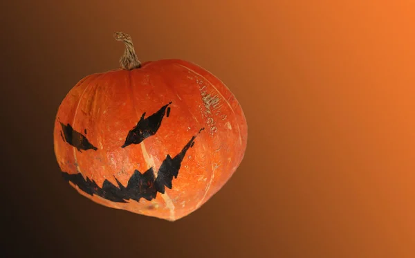 Крупный План Хэллоуина Тыква Изолированы Черном Фоне Градиентом Оранжевому — стоковое фото