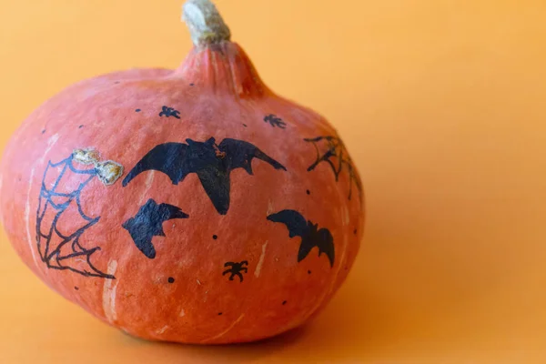 Primer Plano Una Calabaza Halloween Aislada Sobre Fondo Naranja Para —  Fotos de Stock