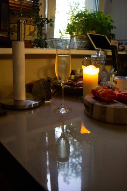 Durgun bir hayat Bir kadeh beyaz şarapla Akşam ışığında masada