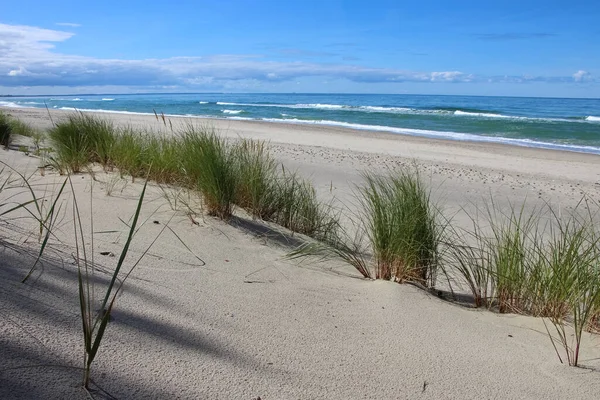 Vue Une Dune Sable Avec Une Bande Herbe Mer Ciel Photo De Stock