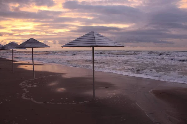 Ende Der Strandsaison Blick Auf Leeren Strand Mit Sonnenschirmen Bei — Stockfoto