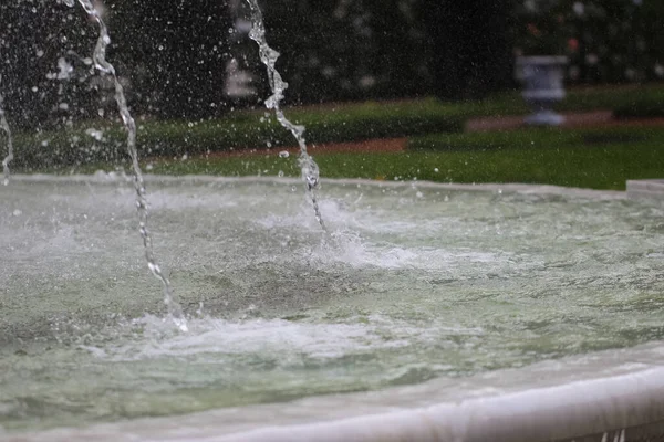 Macrofilmagem Jato Caindo Xícara Fonte Gotas Água Parque Cidade Outono — Fotografia de Stock