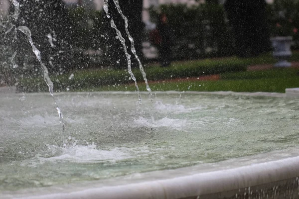 Macro Pousse Jet Tombant Dans Coupe Fontaine Gouttes Eau Dans — Photo