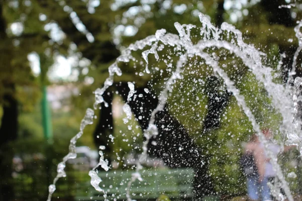 秋天的城市公园里 一排排的喷泉和水花在光芒中飞溅 — 图库照片