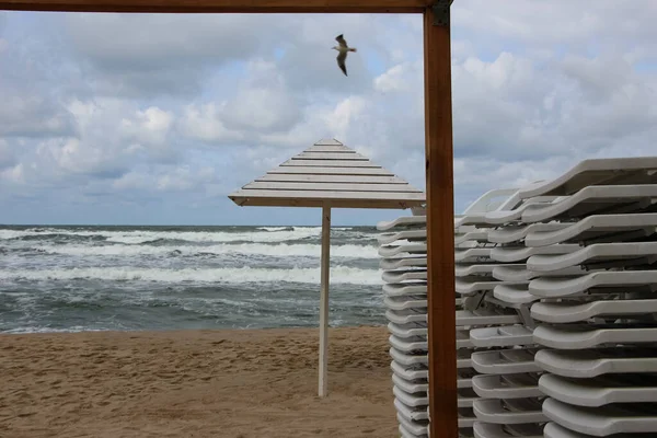 Blick Auf Gestapelte Liegestühle Und Einen Weißen Sonnenschirm Aus Holz — Stockfoto