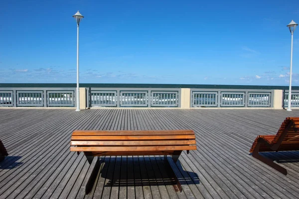 Vista Dos Bancos Madeira Passeio Céu Azul Brilhante Sobre Mar — Fotografia de Stock