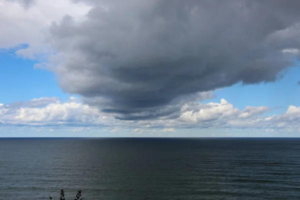 Vista Superior Mar Uma Grande Nuvem Céu Azul — Fotografia de Stock