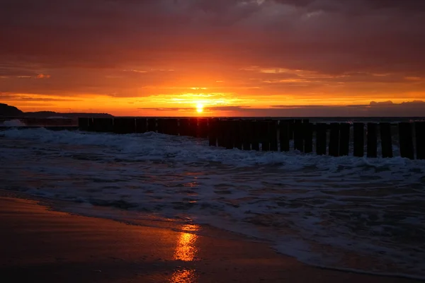 Schöner Sonnenuntergang Über Dem Meer Bei Stürmischem Wetter Mit Roten — Stockfoto
