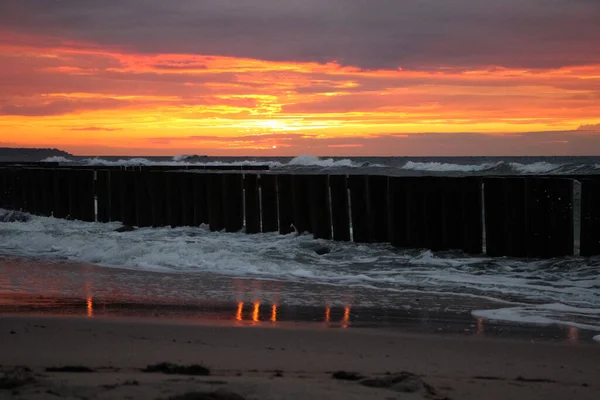 Piękny Zachód Słońca Nad Morzem Burzliwą Pogodę Czerwonym Refleksem Sprayu — Zdjęcie stockowe