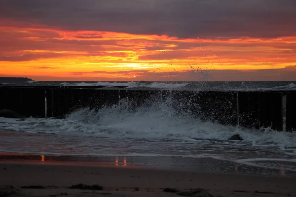 Schöner Sonnenuntergang Über Dem Meer Bei Stürmischem Wetter Mit Roten — Stockfoto