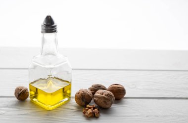 Organik ceviz yağı. Ceviz yağı yüksek fiyatı nedeniyle gıda hazırlamada daha az kullanılır. Ama mükemmel bir salata sosu olur..