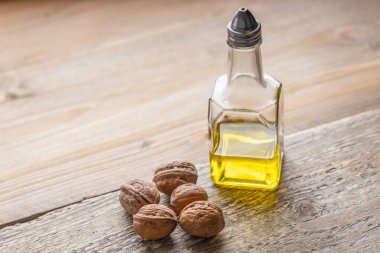 Organik ceviz yağı. Ceviz yağı yüksek fiyatı nedeniyle gıda hazırlamada daha az kullanılır. Ama mükemmel bir salata sosu olur..