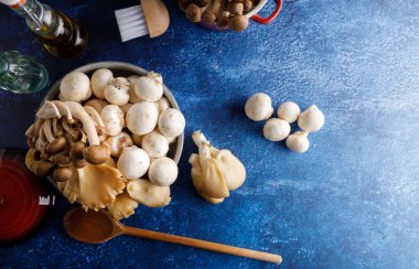 Yenilebilir mantar, istiridye mantarı, shimeji ve beyaz mantar taze hasat edilmiş..
