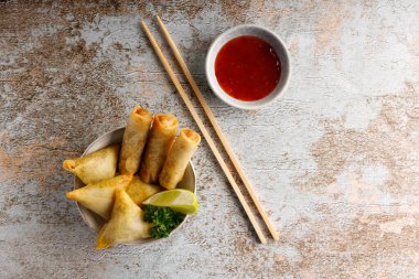 Asya parmak yemekleri, Çin böreği, kırsal masa üstünde baharatlı acı biber soslu börek. Üst görünüm.