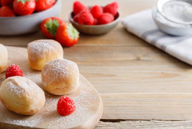 Çilek ve ahududu reçeliyle doldurulmuş ev yapımı börekler..