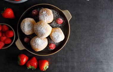 Çilek ve ahududu reçeliyle doldurulmuş ev yapımı börekler..