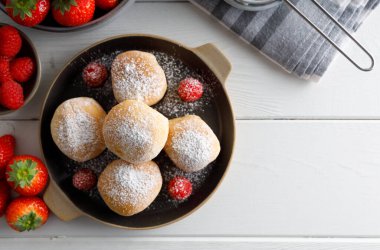 Çilek ve ahududu reçeliyle doldurulmuş ev yapımı börekler..