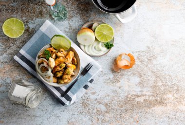 Deniz ürünleri aperatifleri sirke içinde marine edilmiş taze midyeler ve bir kasede soğan. Üst alt görünüm.