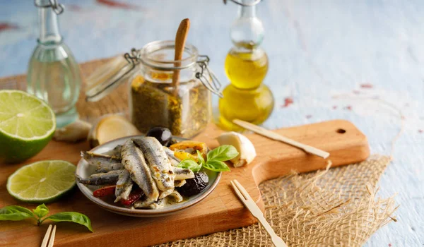 Aperitivo Mediterrânico Peixe Anchova Azeite Ervas Uma Tigela Pequena — Fotografia de Stock