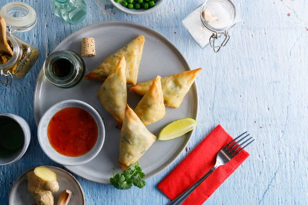 Legume Caseiro Samosa Comida Rua Cheia Batata Cebola Coentro Ervilhas — Fotografia de Stock