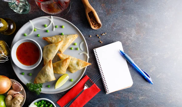 Legume Caseiro Samosa Comida Rua Cheia Batata Cebola Coentro Ervilhas — Fotografia de Stock