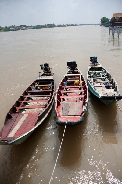 川の水の上に3つの木製のボートマシン着陸 エンジンによって水中に推進される小型船です — ストック写真