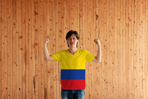 Hombre Con Bandera Colombia Color Camisa Pie Con Puño Levantado — Foto de Stock