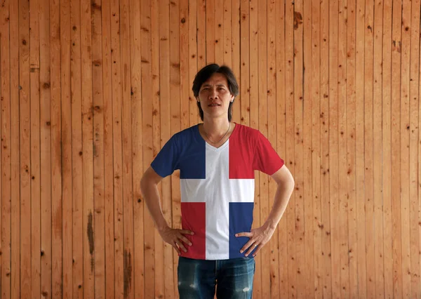 Homem Vestindo Camisa Cor Bandeira República Dominicana Com Akimbo Fundo — Fotografia de Stock