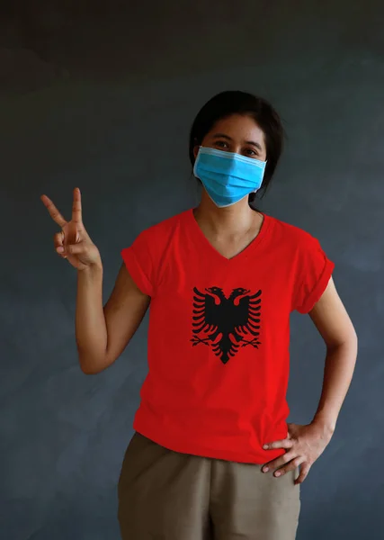 Vrouw Draagt Een Hygiënisch Masker Draagt Albanees Vlag Gekleurd Shirt — Stockfoto