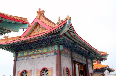 Nonthaburi, Tayland 10 Temmuz 2017 Boromracha Kanchanapisek Anusorn tapınağındaki Çin tarzı binanın yanı sıra.