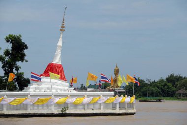 Nonthaburi, Tayland 29 Temmuz 2017: Beyaz eğimli pagoda, Chao Phraya nehrinin yanında Koh kret (Chao Phraya nehrindeki kret adası) yaklaşık 300 yıllık kırmızı bir beze sahiptir..