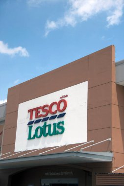 Pathum Thani, Tayland - 23 Ekim 2017: Tesco Lotus İndirim Mağazası 'nın mavi gökyüzü arka planında tabela üzerinde (Kırmızı Tesco ve yeşil renkli Lotus) Muang, Pathum Thani' nin kolu.