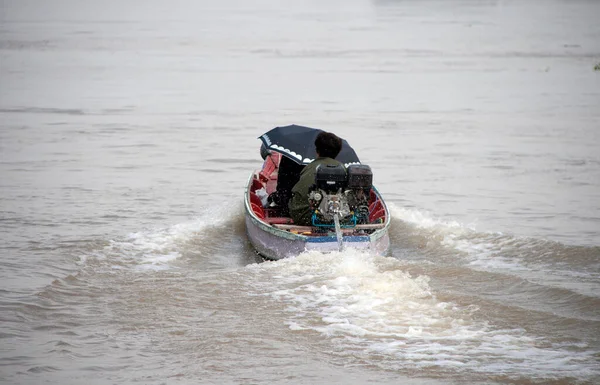 木船机在河里的水面上驾驶 它是用穿梭船的发动机在水面上推动的小船 — 图库照片