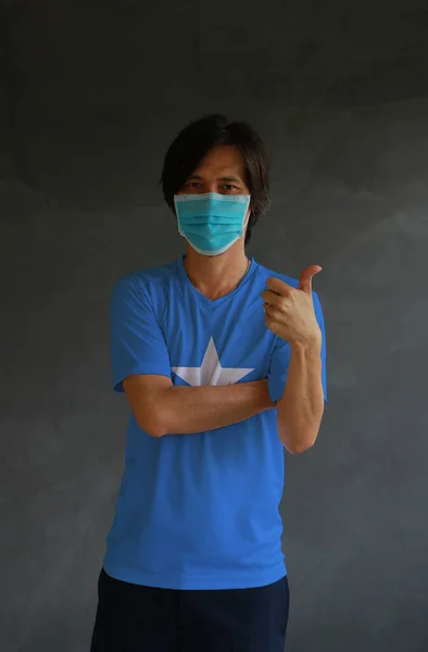 Man Draagt Hygiënisch Masker Draagt Somalische Vlag Gekleurde Shirt Kruis — Stockfoto