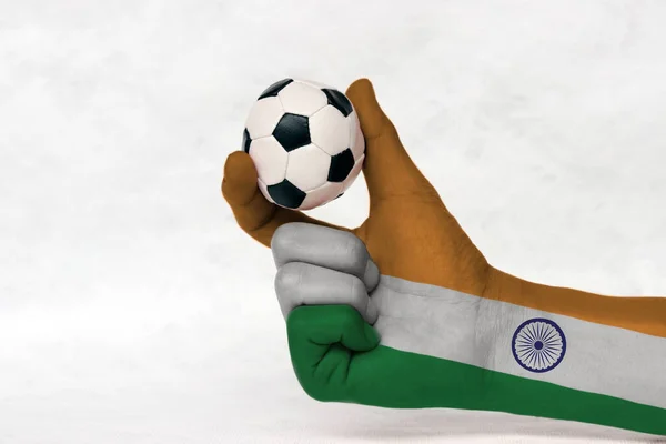 Mini Bola Futebol Índia Bandeira Pintada Mão Segurá Com Dois — Fotografia de Stock
