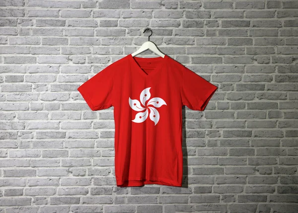 Bandeira Hong Kong Camisa Pendurado Parede Com Papel Parede Padrão — Fotografia de Stock