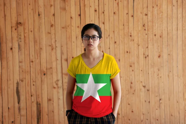 Vrouw Myanmar Vlag Kleur Shirt Staan Met Twee Handen Broekzakken — Stockfoto