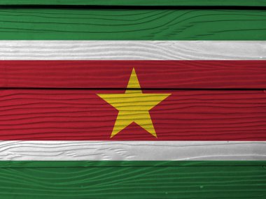 Ahşap duvarda Surinam bayrağı. Grunge Surinam bayrak deseni, yeşil ve kırmızı. Kırmızı şeritli büyük sarı yıldızlı büyük beyaz kenarı var.. 