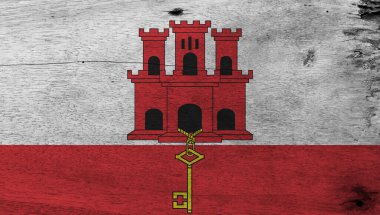 Ahşap arka planda Cebelitarık bayrağı. Grunge Cebelitarık bayrak desenli, beyaz ve kırmızı şeritli üç kuleli ve altın bir anahtar asıyor..